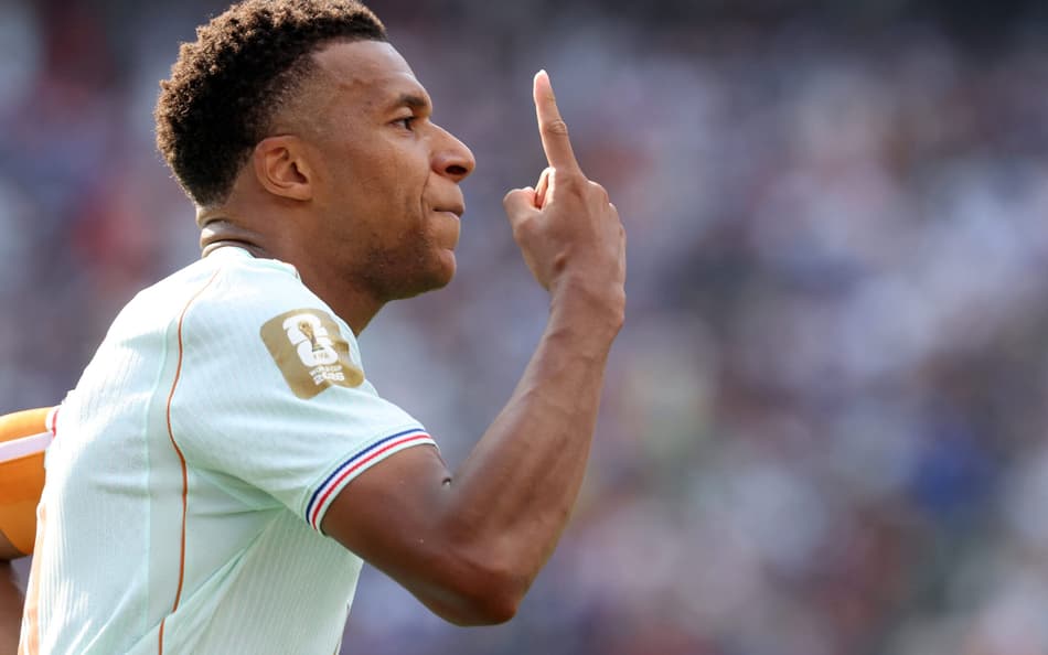 Mbappé com dedo em riste