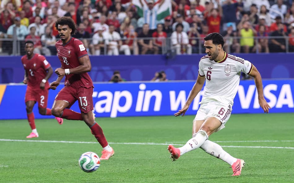 Mikel Merino, da Espanha, chutando contra Portugal na Copa do Mundo