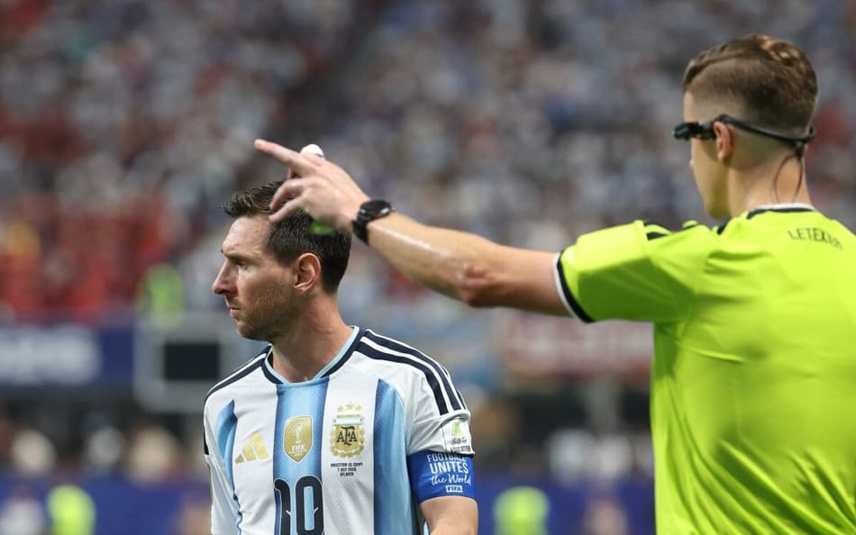 Arbitragem de Argentina x Egito vira assunto após classificação