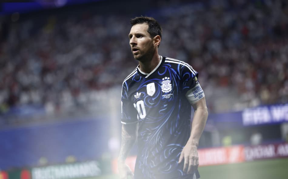 Lionel Messi com a camisa azul escura da Argentina