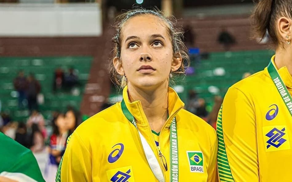 Mikaela Hestmann com o casaco amarelo da Seleção Brasileira de Vôlei e a medalha de prata do Sul-Americano sub-19