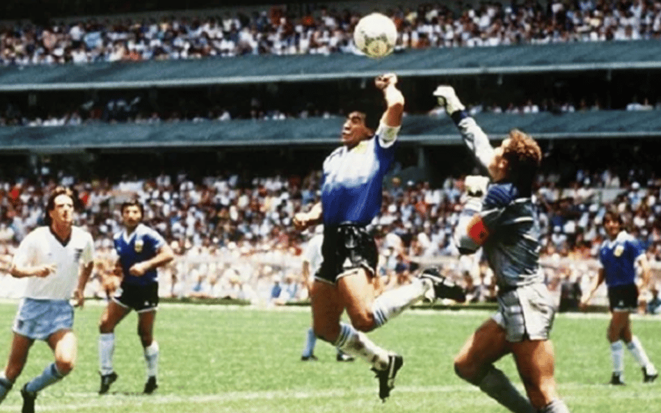 Momento em que Maradona usa a mão para abrir o placar contra a Inglaterra, em 1986