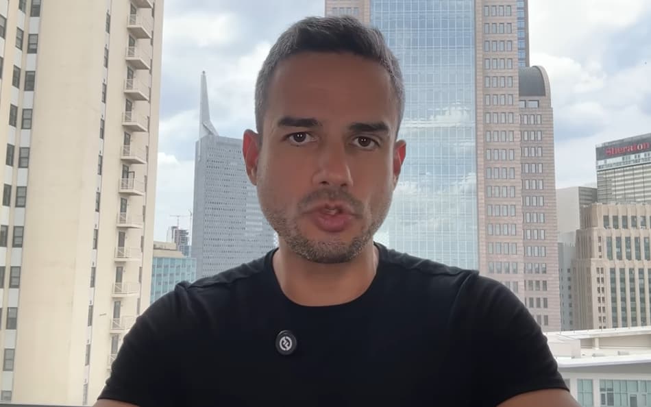 Marcelo Bechler grava pronuciamento após polêmica com Cristiano Ronaldo em entrevista coletiva
