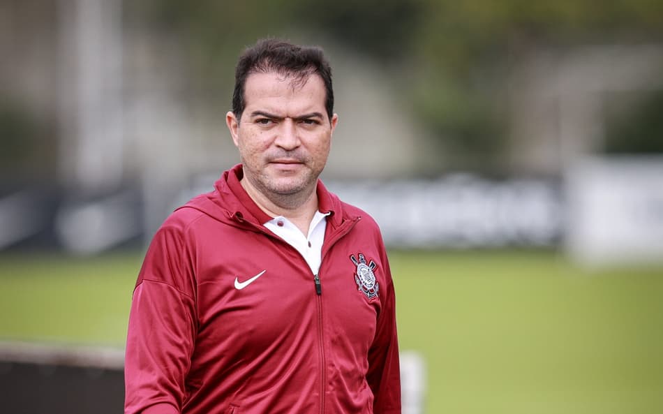 Marcelo Paz com agasalho de frio do Corinthians