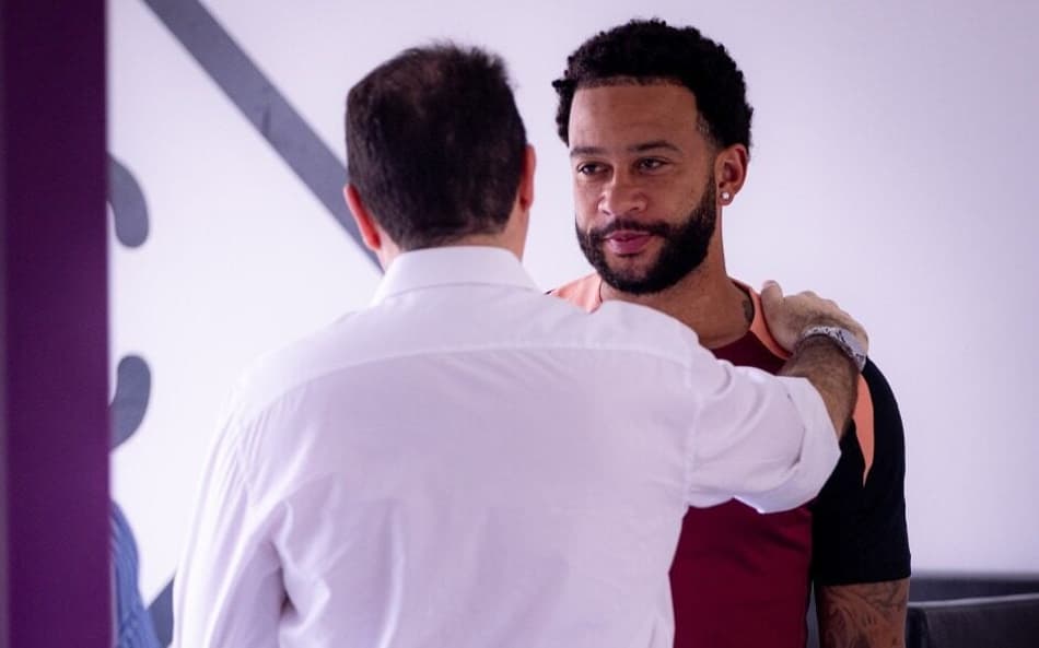 O meia-atacante Memphis Depay e Marcelo Paz no CT do Corinthians