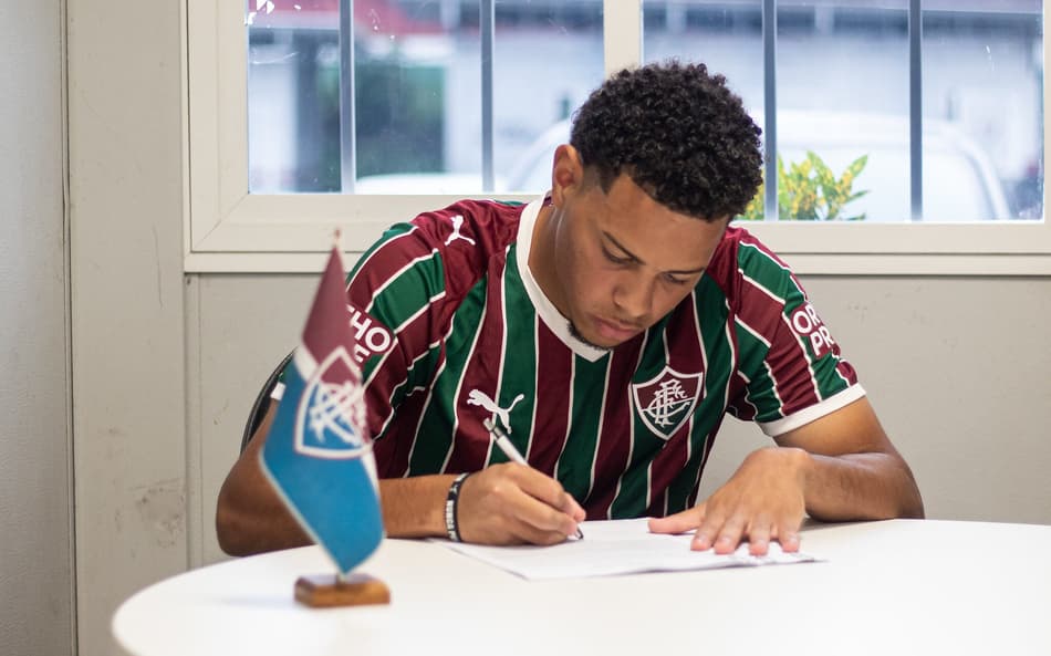 Marcos Paulo assina contrato com o Fluminense