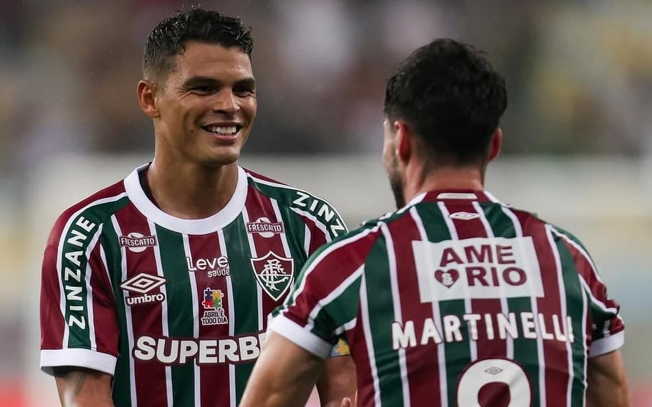 Martinelli e Thiago Silva se cumprimentam durante jogo do Fluminense