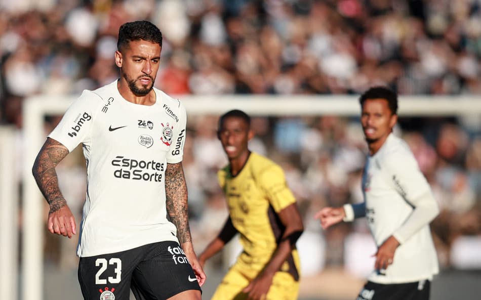 Matheus Pereira com a bola durante partida do Corinthians