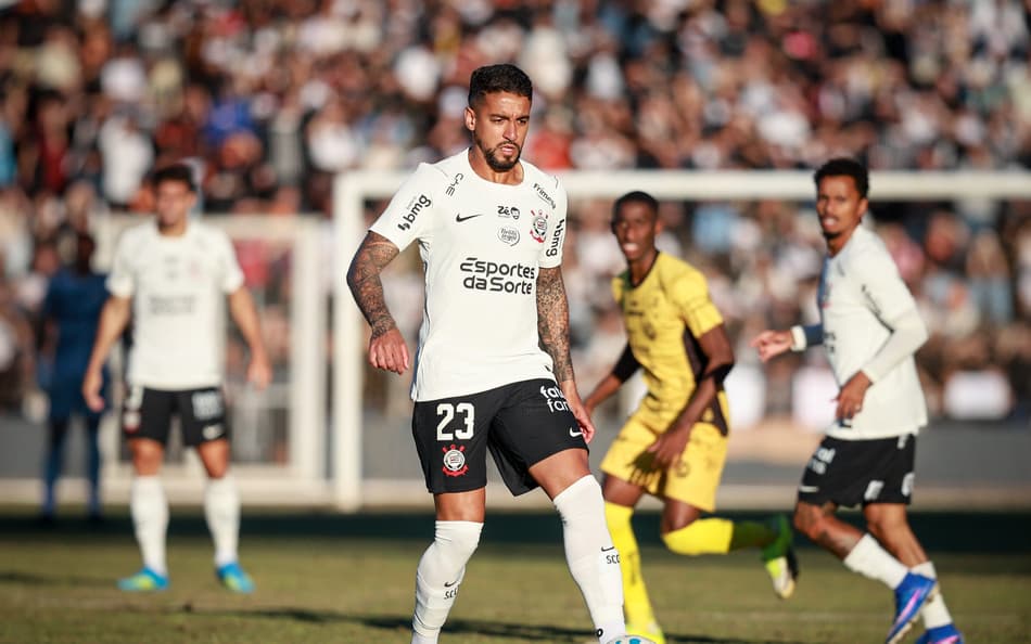 Matheus Pereira com a bola durante partida do Corinthians