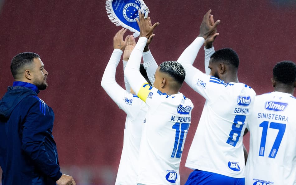 Matheus Pereira sauda a torcida do Cruzeiro