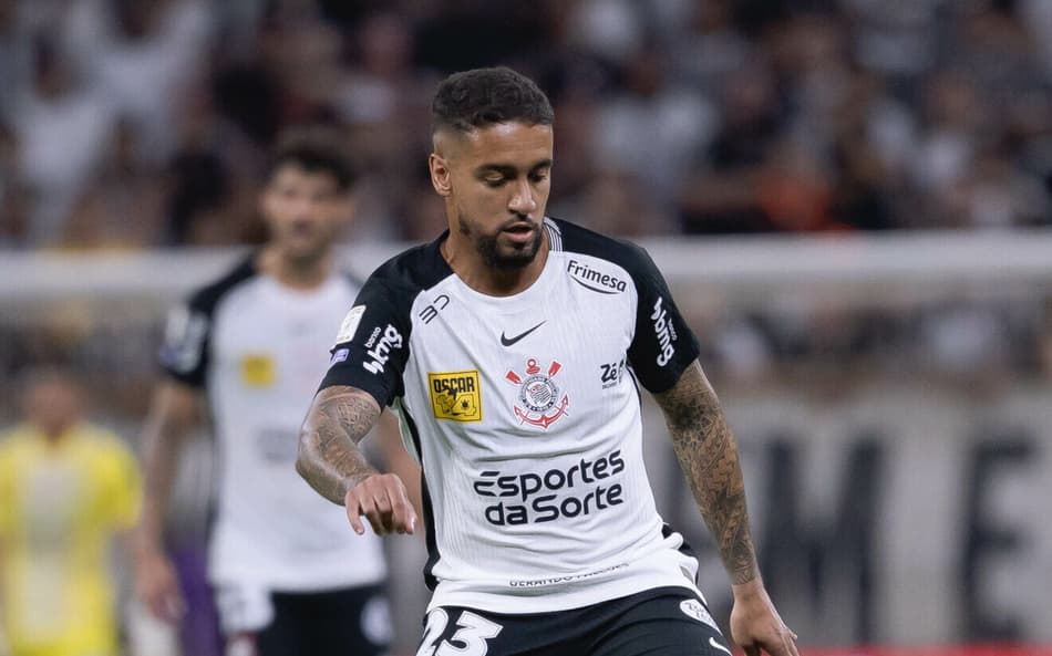 Matheus Pereira olhando para bola em jogo do Corinthians