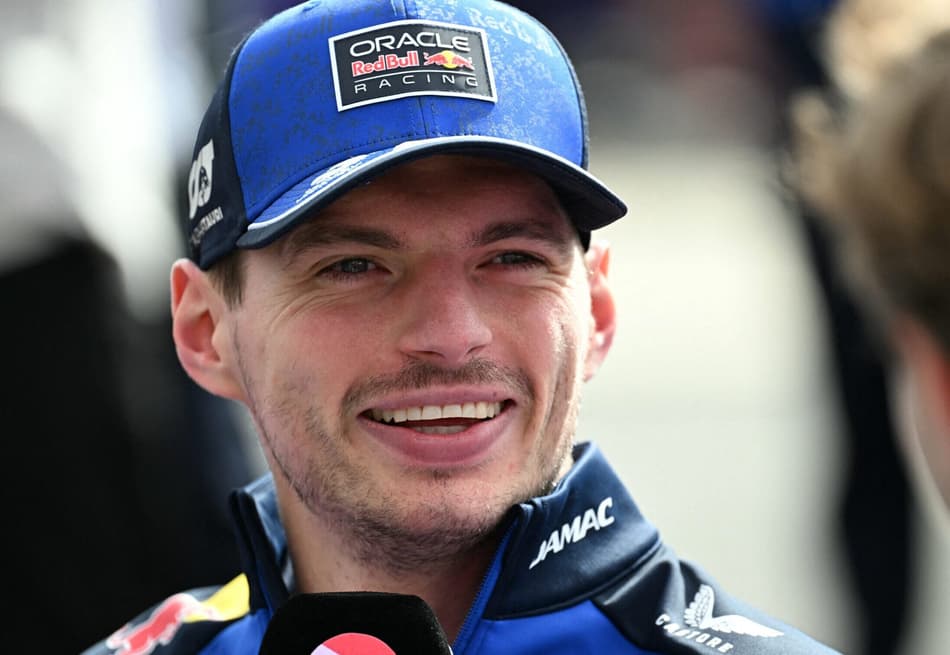 Max Verstappen concede entrevista antes do terceiro treino livre do GP da Austrália de Fórmula 1 em Albert Park. (Foto: Paul Crock/AFP)