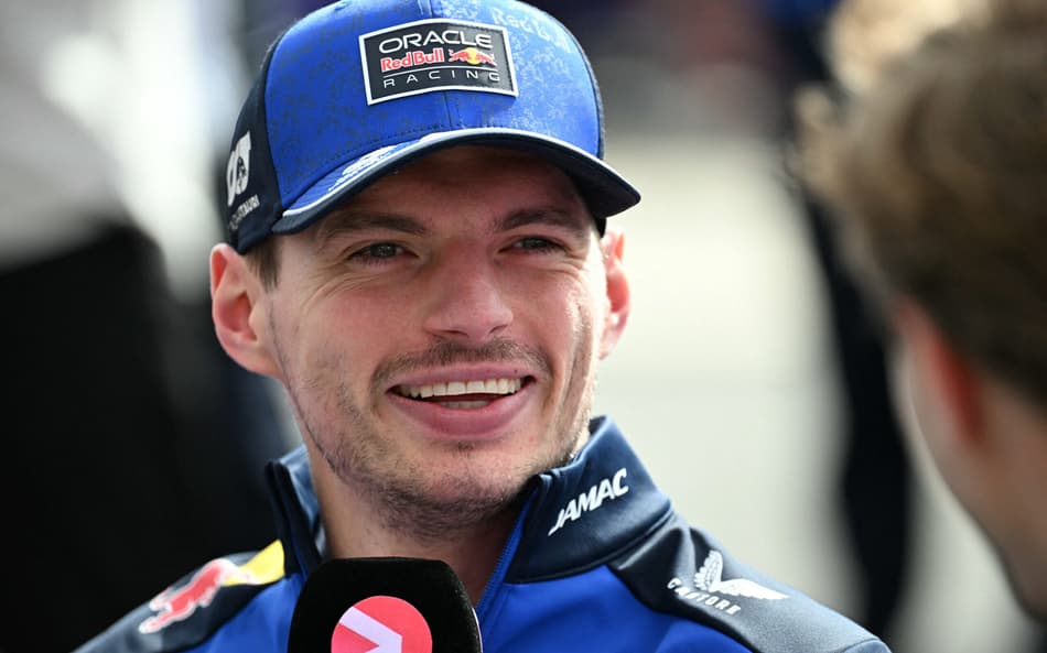 Max Verstappen concede entrevista antes do terceiro treino livre do GP da Austrália de Fórmula 1 em Albert Park. (Foto: Paul Crock/AFP)