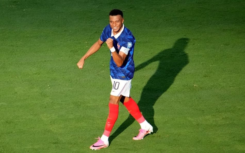 Kylian Mbappé, atacante da França em ação durante a partida contra a Suécia. (Foto: TIMOTHY A. CLARY / AFP)
