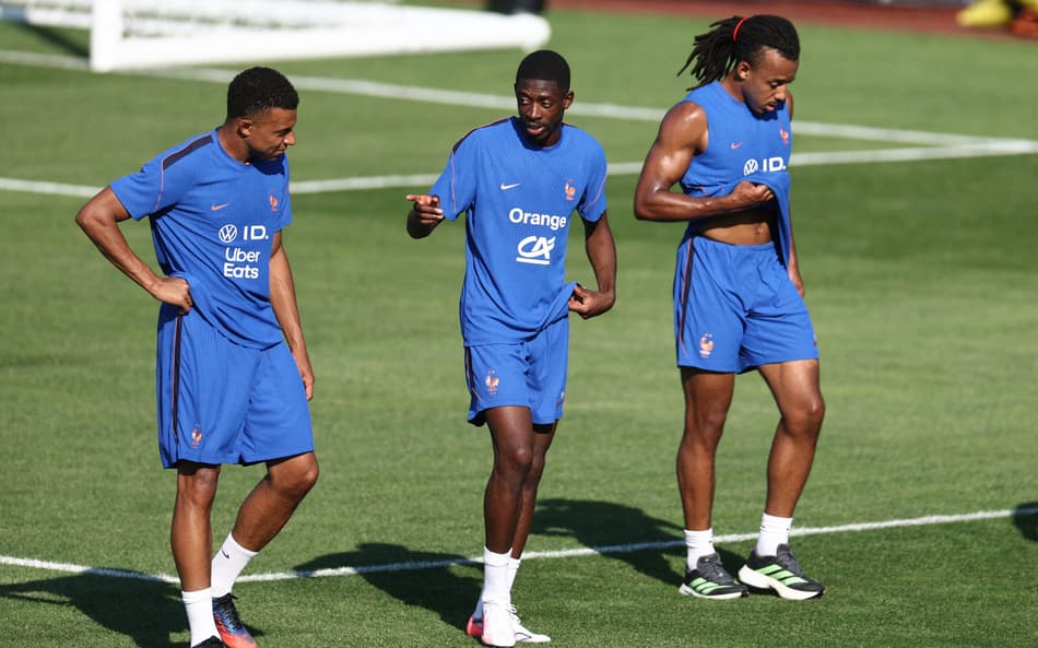 Mbappé, Dembélé e Koundé no treino da seleção da França