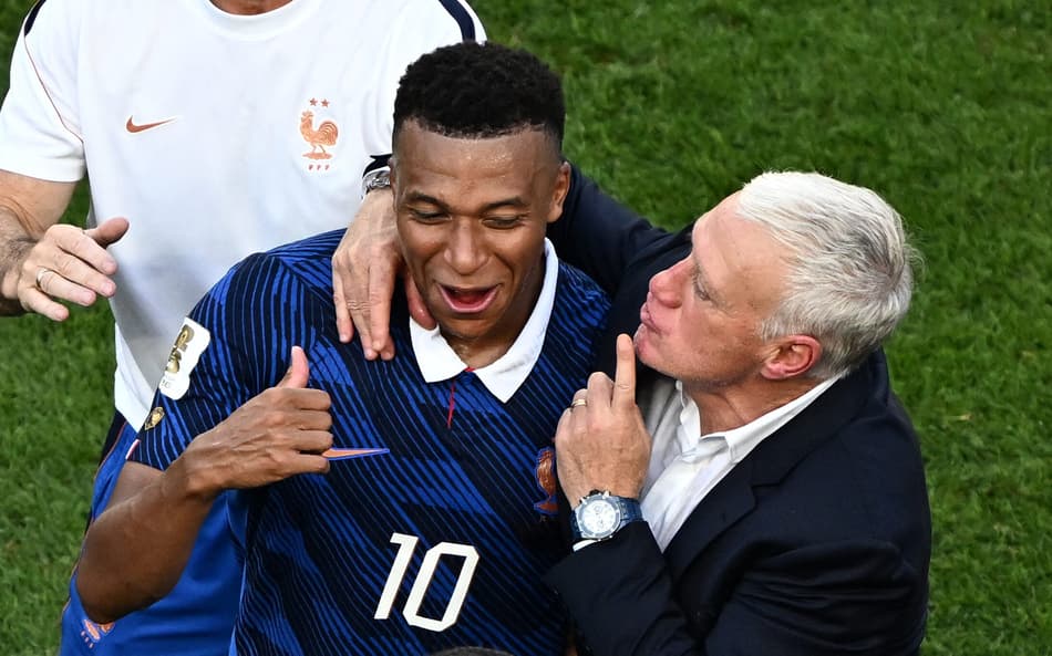 Mbappé com Deschamps após Paraguai x França na Copa do Mundo