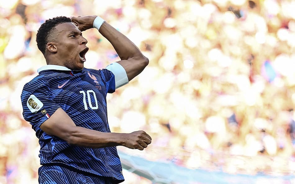 O atacante francês número 10, Kylian Mbappé, comemora o primeiro gol de sua equipe durante a partida das oitavas de final da Copa do Mundo de 2026 entre Paraguai e França, no Estádio da Filadélfia