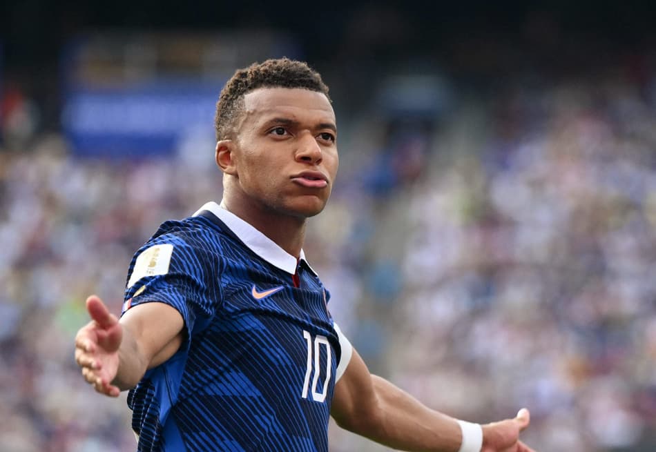 Mbappé comemora gol pela França contra Suécia na Copa do Mundo