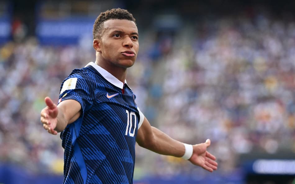 Mbappé comemora gol pela França contra Suécia na Copa do Mundo