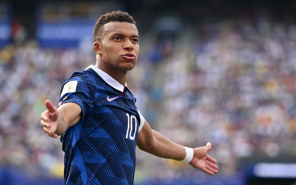 Mbappé comemora gol pela França contra Suécia na Copa do Mundo