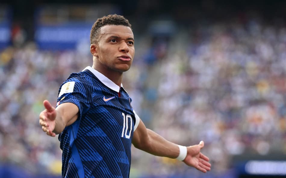 Mbappé comemora gol pela França contra Suécia na Copa do Mundo