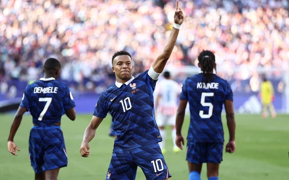 Mbappé comemora o gol de pênalti marcado pela França contra o Paraguai e França