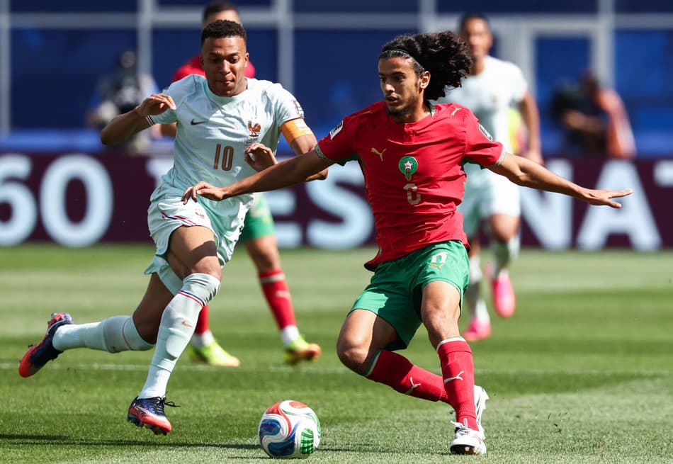 Mbappé disputa a bola com Ounahi no duelo entre França e Marrocos pelas oitavas da Copa do Mundo