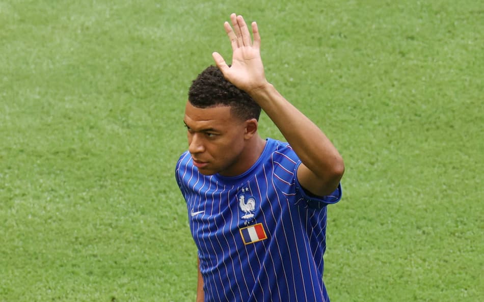 Titular em França x Inglaterra, Mbappé se despede de Deschamps