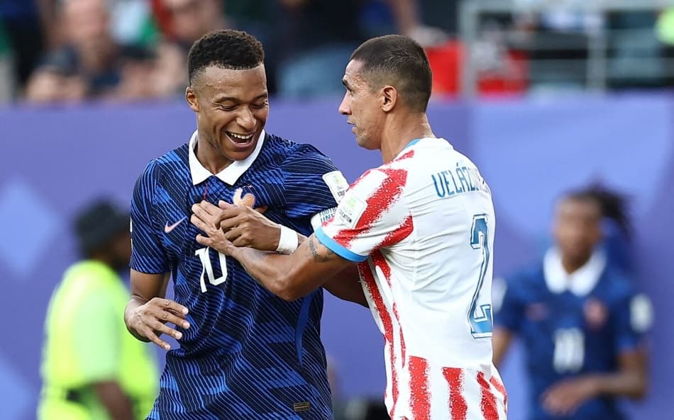 Mbappé discute com jogador do Paraguai durante partida da Copa do Mundo.