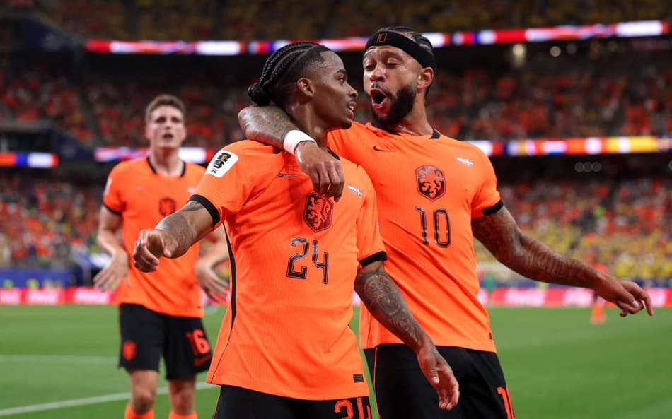 Memphis abraçado a Summerville, comemorando o 5º gol da Holanda na goleada contra a Suécia, na Copa do Mundo