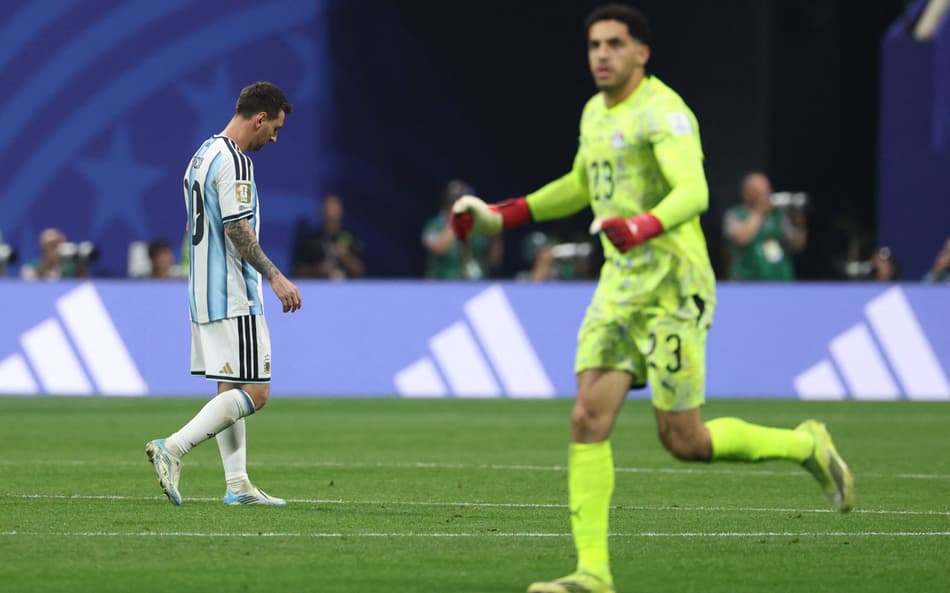 Mostafa Shobeir comemora defesa do pênalti enquanto Messi se lamenta