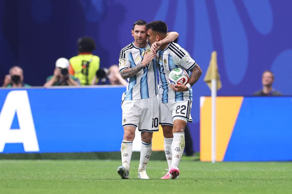 Messi abraça Lautaro Martínez em comemoração ao empate da Argentina com o Egito
