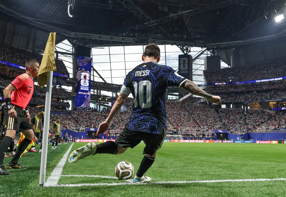 Messi cobra escanteio durante classificação da Argentina sobre a Inglaterra