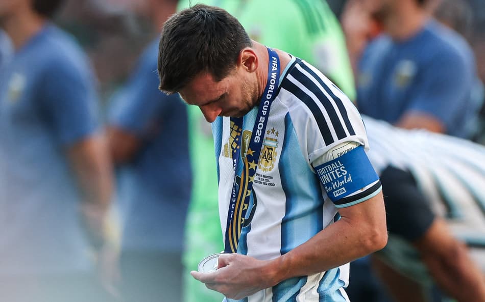Messi com medalha de segundo lugar na Copa do Mundo