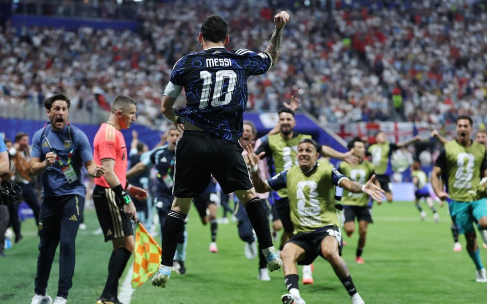 Messi comemora gol da virada da Argentina sobre a Inglaterra, na Copa do Mundo