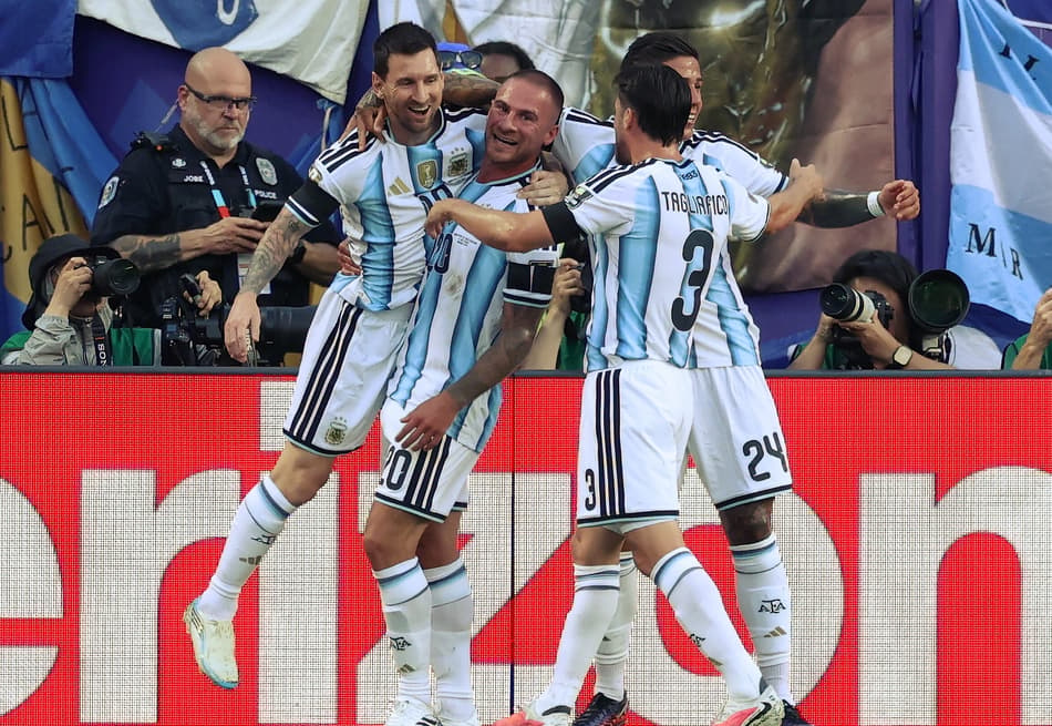 Messi comemora gol marcado por Mac Allister para a Argentina contra a Suíça, na Copa do Mundo