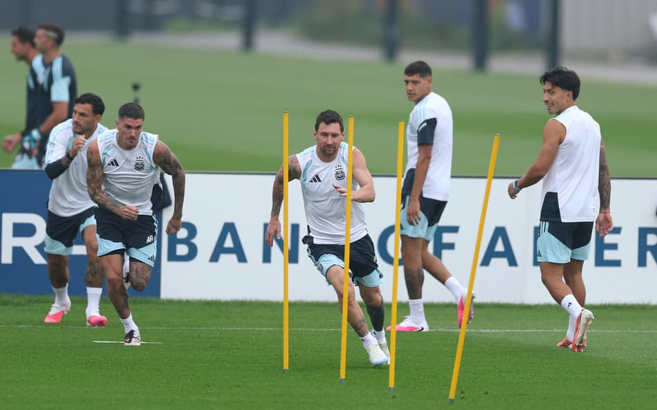 Messi corre durante treino da Argentina antes da final da Copa do Mundo contra a Espanha