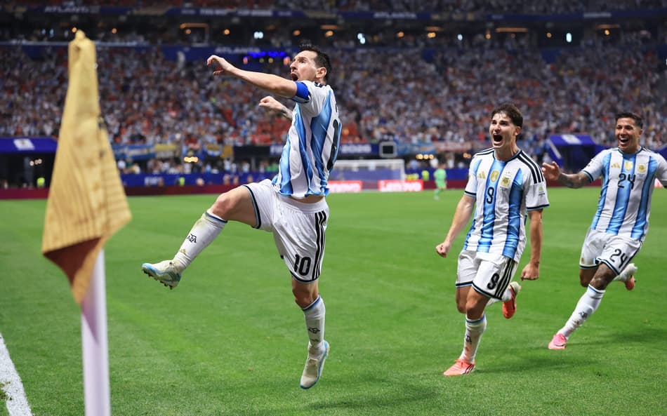 Messi dá soco no ar e comemora empate da Argentina com Julian Álvarez e Enzo Fernández