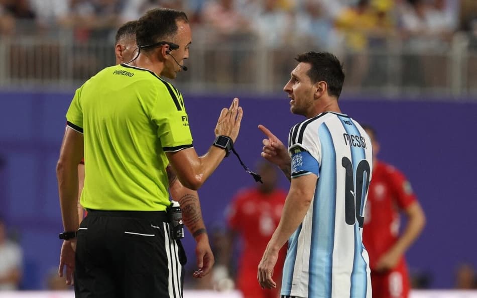 Messi apontando dedo ao árbitro durante Argentina e Suíça
