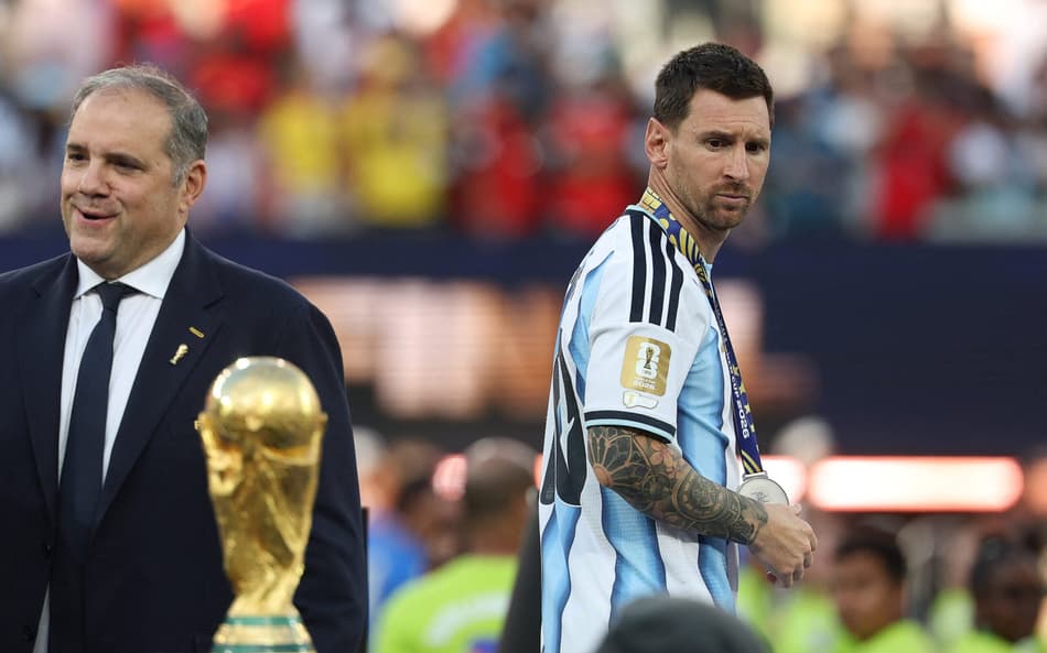 Messi passa pelo troféu da Copa do Mundo após derrota da Argentina para a Espanha na decisão