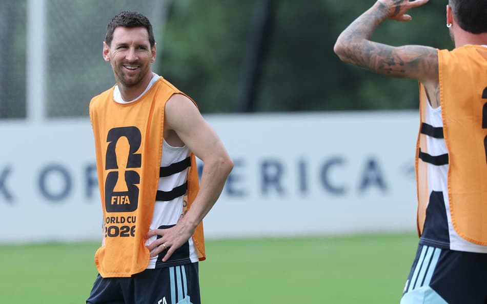 Messi sorri durante treino da Argentina antes do jogo contra a Inglaterra, pela Copa do Mundo