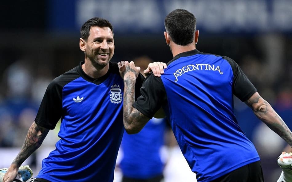 Messi e De Paul em aquecimento para a partida entre Argentina e Inglaterra, semifinal da Copa do Mundo de 2026
