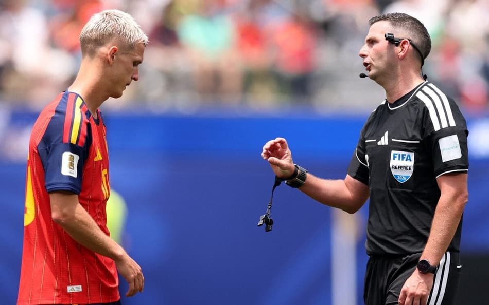 Michael Oliver após lance bizarro com Dani Olmo em Espanha x Bélgica