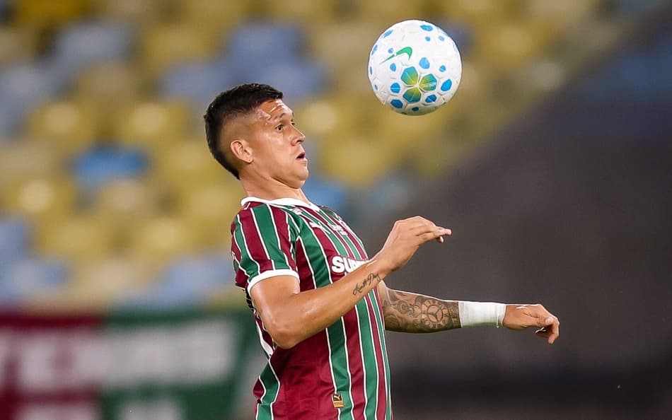 Millán domina bola no peito em Fluminense x Nova Iguaçu