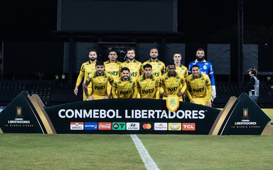 Elenco do Corinthians durante partida da Libertadores