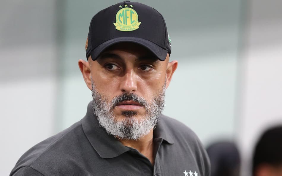 Rafael Guanaes com o boné do Mirassol