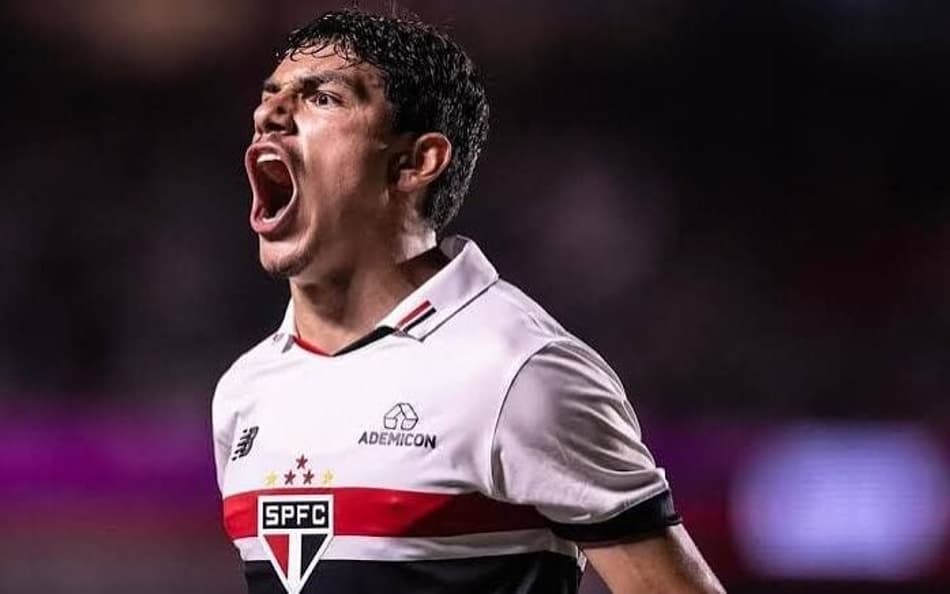 Moreira com a camisa do São Paulo