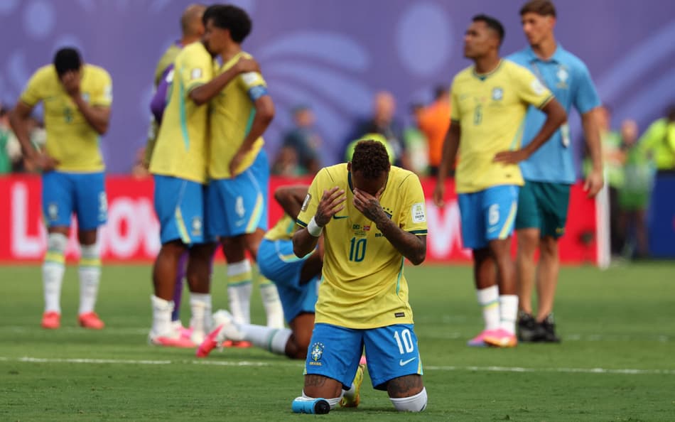 Neymar cabisbaixo e ajoelhado em campo