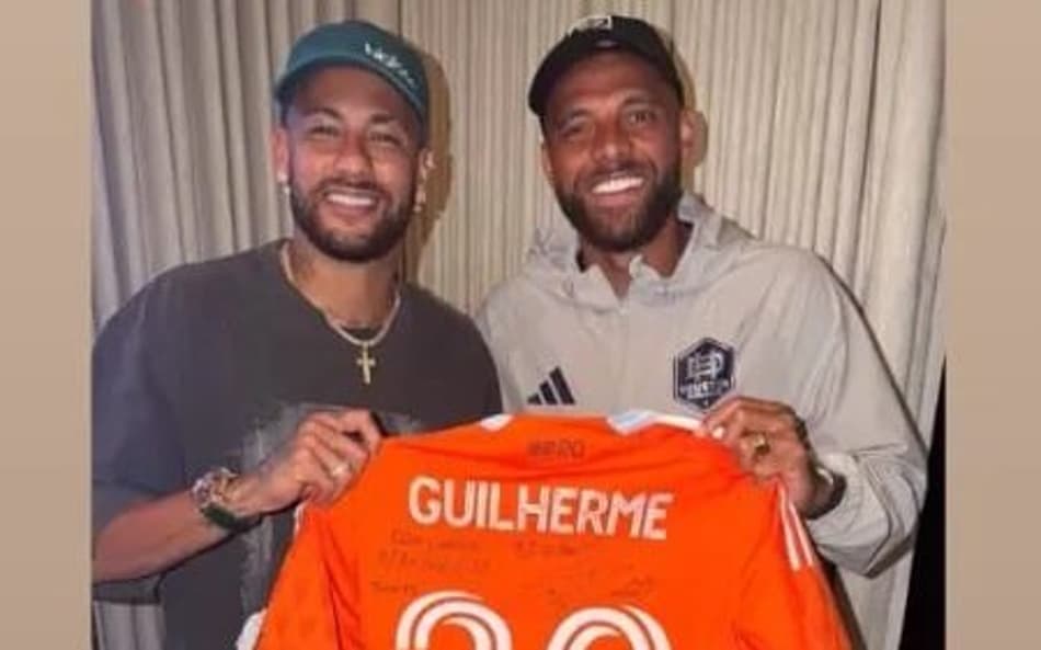 Neymar com Guilherme, ex-Santos, segurando uma camisa do Houston Dynamo