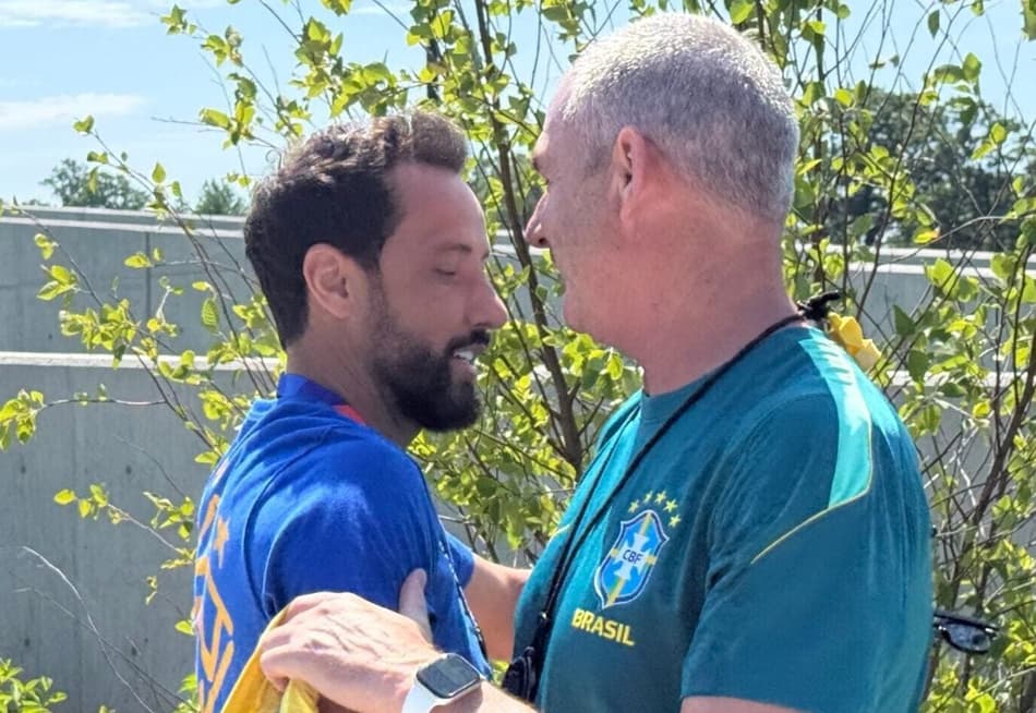 Nenê cumprimenta auxiliar Paul Clement em treino da Seleção Brasileira